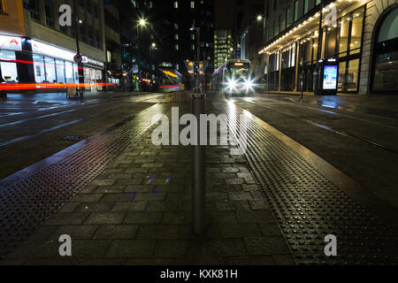 Verkehr und Straßenbahn Trails während der Rush Hour an Colmore Gate im Zentrum von Birmingham ein Winter Abend. Stockfoto