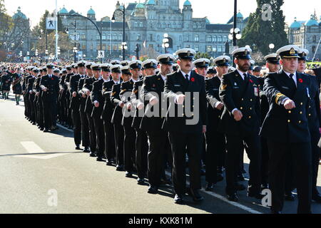 Marschieren von Menschen der Streitkräfte bei den Aktivitäten des Gedenktages in Victoria BC, Kanada. Stockfoto