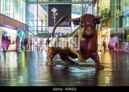 Der Wächter Statue außerhalb der Bullring Shopping Centre in Birmingham. Die sechs Tonnen schwere Tier, doppelt so groß wie bei einem echten Leben Stier wurde von La erstellt Stockfoto