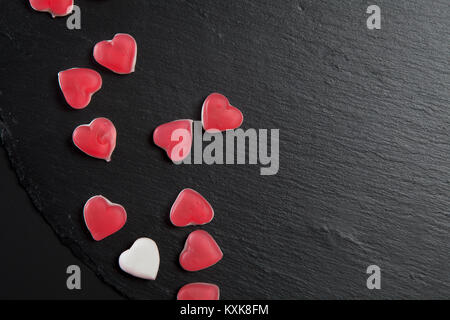 Rote marmelade Herzen auf schwarzem Schiefer. Valentinstag Karte Stockfoto