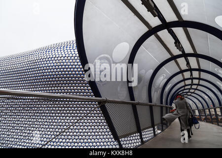 Eine Frau hetzt durch die gefederte Gehweg in der legendären Selfridges Gebäude im Herzen von Birminghams Stadtzentrum. Das Gebäude, das Teil Stockfoto