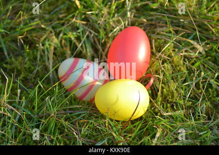 Ostereier im Gras versteckt Stockfoto
