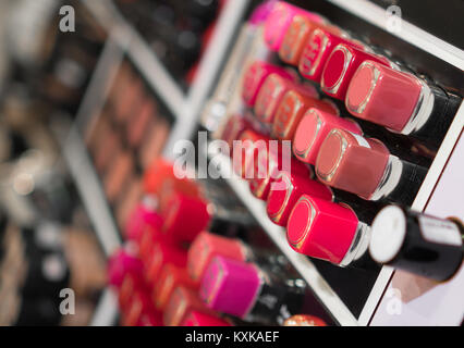 Lippenstift Tester im Schönheitssalon. Stockfoto