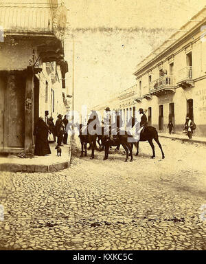 Ein historisches Foto aus der Zeit um 1890, das die Casa de Leguizamán auf der Calle Florida in Salta, Argentinien zeigt und einen wichtigen Moment in der Stadtgeschichte der Region festhält. Stockfoto
