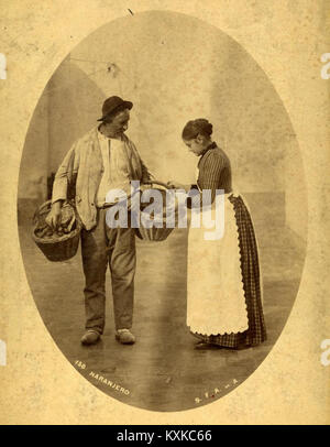 Dieses Bild aus der Zeit um 1890 zeigt einen orangen Verkäufer in Argentinien, der den Straßenhandel, den Obsthandel und die Rolle der Verkäufer im städtischen Wirtschaftsleben zeigt. Stockfoto