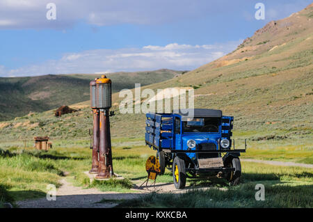 Historisches Fahrzeug in einer Geisterstadt Stockfoto