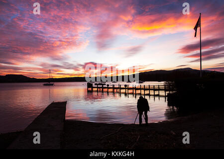 Ein Fotograf fängt den Sonnenuntergang am Waterhead, in Ambleside über Lake Windermere, Lake District National Park, Cumbria, Großbritannien, am 1. Dezember 20 genommen Stockfoto