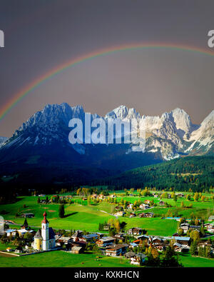 AT - TYROL: Dorf Going und Wilder Kaiser Gebirge Stockfoto