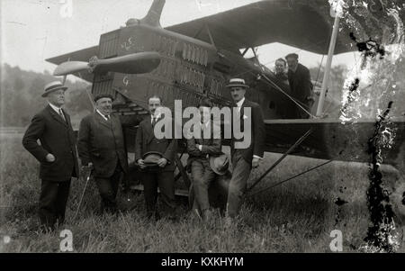 Dieses Bild zeigt ein kleines Flugzeug mit seinen Piloten auf der Lasarte-Rennstrecke. Das Foto wurde als Teil einer Serie aufgenommen und bietet einen Einblick in die Luftfahrtgeschichte der Mitte des 20. Jahrhunderts in Spanien. Stockfoto