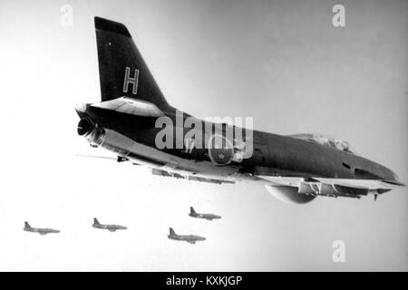 Ein Schwarzweißfoto aus dem Jahr 1960 mit dem Titel A 32 From F 17. Es erfasst einen Moment in der Zeit, der den historischen Kontext dieser Periode widerspiegelt. Stockfoto
