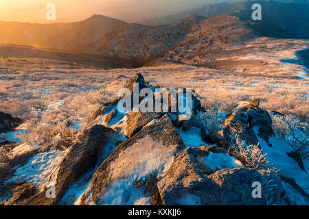 Sonnenaufgang auf dem Deogyusan Berge bedeckt mit Schnee im Winter, Südkorea. Stockfoto