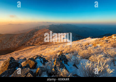 Sonnenaufgang auf dem Deogyusan Berge bedeckt mit Schnee im Winter, Südkorea. Stockfoto