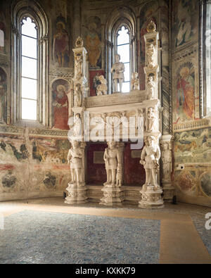 Neapel. Italien. Das 15. Jahrhundert Kirche San Giovanni a Carbonara. Caracciolo del Sole Kapelle (Cappella Caracciolo del Sole). Grab von Sergianni Stockfoto