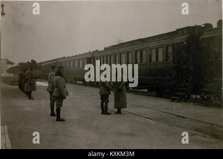 Dieses Foto zeigt die Ankunft seiner Majestät in San Michele am 13. Januar 1918 und zeigt die königliche Prozession und die Teilnehmer in historischer Militärkleidung. Stockfoto
