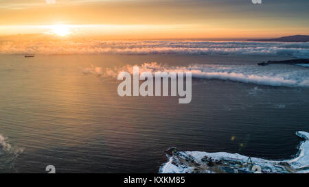 Sonnenaufgang auf dem Meer Nebel. orange Farbe Stockfoto