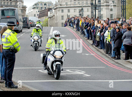 London, England, UK. Die Metropolitan Police Honda VFR-1200 Motorräder auf der Lambeth Brücke vorbereiten für ein Ereignis (trauerzuges von PC-Keith Palmer, Apri Stockfoto