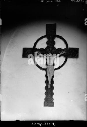 Dieses Foto zeigt Bäls Kyrka, eine Kirche in Schweden, die ihre Architektur, ihre strukturelle Gestaltung und ihre historische Bedeutung hervorhebt. Stockfoto