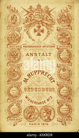 Ein 1884 von Mihály Rupprecht aufgenommenes Schwarzweißfoto, das Bécsi utca 2 in Budapest zeigt. Das Bild fängt die Architektur und urbane Landschaft der Zeit ein. Das Foto ist Teil der Fortepan Kollektion. Stockfoto