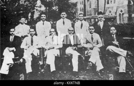 Im Jahr 1928 wird Dr. Babasaheb Ambedkar, ein prominenter indischer Sozialreformer und Rechtswissenschaftler, zusammen mit Fakultätskollegen am Government Law College in Bombay gesehen. Dieses Foto spiegelt seine zentrale Rolle bei der rechtlichen und sozialen Reform in Indien wider. Stockfoto