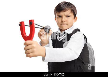 Wütend wenig Schüler zielt mit einer Schleuder und einem Stein auf weißem Hintergrund Stockfoto