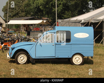 Blaue Citroën 2CV Bild 3 Stockfoto