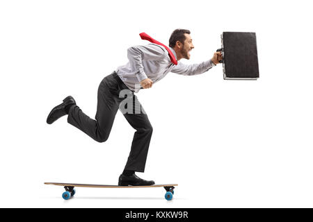 Volle Länge Profil Schuss ein Geschäftsmann mit einer Aktentasche reiten ein Longboard auf weißem Hintergrund Stockfoto