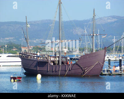 Das Museo-Réplica de la Carabela Pinta in Baiona, Spanien, zeigt eine vollständige Nachbildung des historischen Schiffes Carabela Pinta, was seine Rolle bei den Reisen des 15. Jahrhunderts unterstreicht, die zur europäischen Entdeckung Amerikas beigetragen haben. Stockfoto