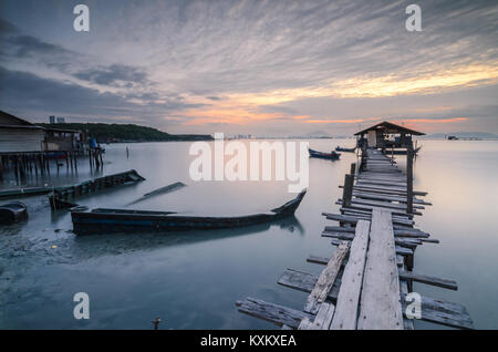 Sonnenaufgang an der Taube Jetty. Die Jelutong Fischer Wharf ist einer der behelfsmäßigen Piers entlang der Küste in Jelutong, Penang. Oft ist es 'Dove Jetty" genannt Stockfoto