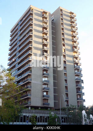 Foto der Gebäude in der Avinguda de Borbó 72-74 in Barcelona, die städtische Architektur und Straßenaufteilung aus dem frühen 20. Jahrhundert zeigen. Stockfoto