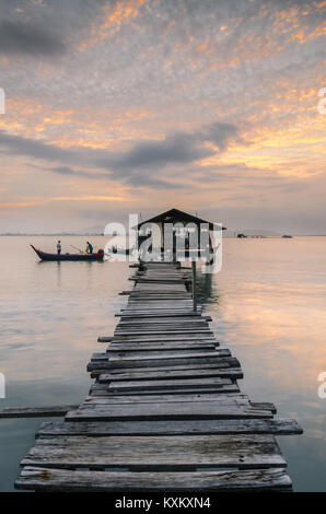 Sonnenaufgang an der Taube Jetty. Die Jelutong Fischer Wharf ist einer der behelfsmäßigen Piers entlang der Küste in Jelutong, Penang. Oft ist es 'Dove Jetty" genannt Stockfoto