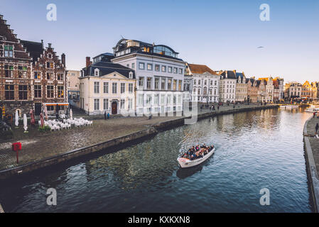 Touristenboot auf Graslei in Gent Stockfoto