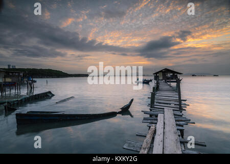 Sonnenaufgang an der Taube Jetty. Die Jelutong Fischer Wharf ist einer der behelfsmäßigen Piers entlang der Küste in Jelutong, Penang. Oft ist es 'Dove Jetty" genannt Stockfoto