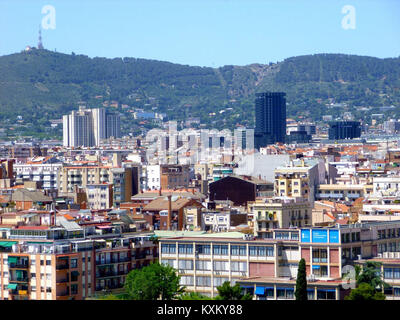 Ein Panoramablick auf Barcelona, Spanien, zeigt die städtische Landschaft, die Küste und bemerkenswerte architektonische Wahrzeichen, die das Layout und die Stadtlandschaft der Stadt veranschaulichen. Stockfoto