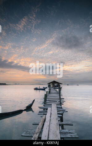 Sonnenaufgang an der Taube Jetty. Die Jelutong Fischer Wharf ist einer der behelfsmäßigen Piers entlang der Küste in Jelutong, Penang. Oft ist es 'Dove Jetty" genannt Stockfoto