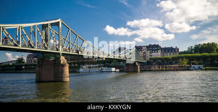 Frankfurt am Main, Deutschland, Oktober 01, 2017: Skyline von Frankfurt am Main, dem Finanzzentrum des Landes, Wolkenkratzer, bewölkten Tag, Main Stockfoto