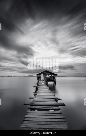 Sonnenaufgang an der Taube Jetty. Die Jelutong Fischer Wharf ist einer der behelfsmäßigen Piers entlang der Küste in Jelutong, Penang. Oft ist es 'Dove Jetty" genannt Stockfoto