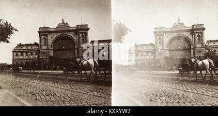 Ein historisches Foto aus dem Jahr 1894 zeigt Baross tér, den Platz vor dem Keleti pályaudvar (Ostbahnhof) in Budapest, Ungarn. Das Bild erfasst die städtische Landschaft und Architektur des Gebiets während dieser Zeit. Stockfoto