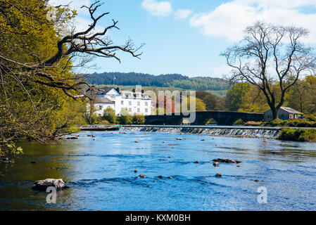 Fluß Leven und Swan Hotel in Newby Bridge im englischen Lake District Stockfoto