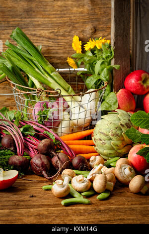 Herbst Ernte von Gemüse und Äpfel Stockfoto