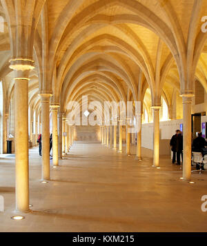 Das Collège des Bernardins in Paris, eine ehemalige Zisterzienserabtei aus dem 13. Jahrhundert, ist in diesem Foto vom Februar 2011 dargestellt. Das Hauptschiff zeigt seine gotische Architektur. Stockfoto