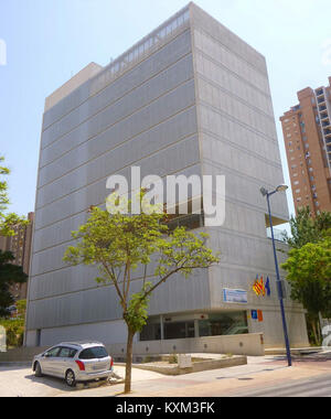 Die Erweiterung der kommunalen Verwaltung in Benidorm, Spanien, ist ein offizielles Regierungsgebäude, das öffentliche Dienstleistungen und Verwaltungsfunktionen bietet. Stockfoto