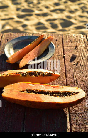 Frisch papaya auf rustikalen Holztisch sand Strand Küste Baja, Mexiko Stockfoto