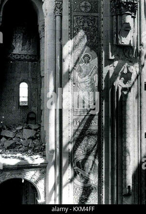 Fotografie des Innenraums der Kaiser-Wilhelm-Gedächtniskirche in Berlin mit Kriegsschäden im Jahr 1945, historischer Architektur und gedenklicher Bedeutung. Stockfoto