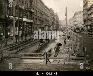 Bau der Berliner U-Bahn in der Friedrichstraße, Baustelle 127, im Jahr 1915 mit Ausgrabungen, Eisenbahnkonstruktionen, und die städtische Infrastruktur des frühen 20. Jahrhunderts. Stockfoto