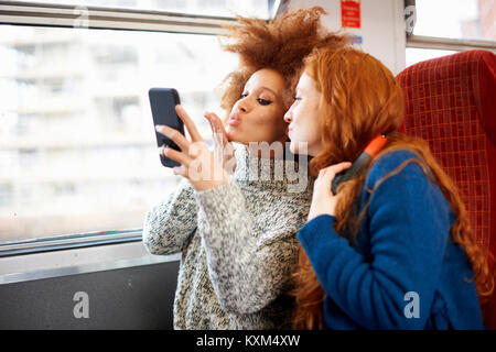 Freunde auf Zug, London Stockfoto