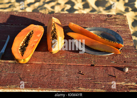 Frisch papaya auf rustikalen Holztisch sand Strand Küste Baja, Mexiko Stockfoto
