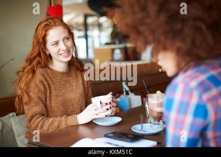 Freunde entspannen im Coffee Shop Stockfoto
