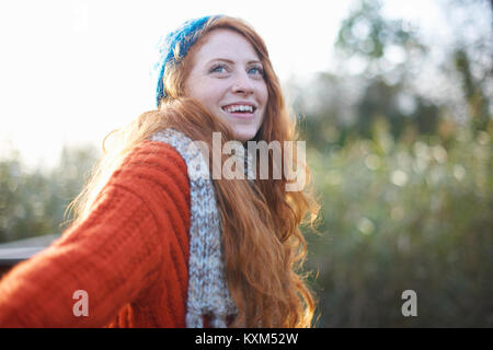Porträt der rothaarigen Frau und schaut lächelnd Stockfoto