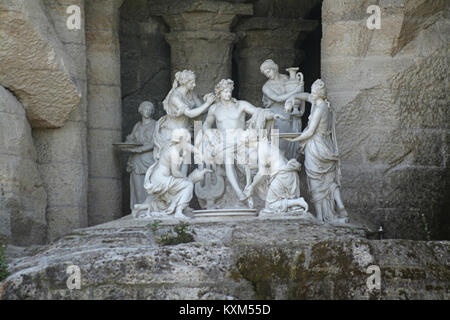 Die Skulpturengruppe Apollo und Five Nymphs im Bosquet des Bains d’Apollon in Versailles, Frankreich, zeigt mythologische Figuren in einem formellen Garten. Stockfoto