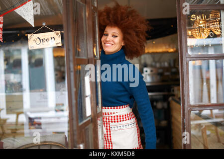 Portrait von Small Business Owner im Cafe Eingang an der Kamera schaut lächelnd Stockfoto